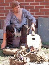 Spielp�dagoge Olaf Kn�pges w�hrend einer Museumsvorf�hrung an der Lehm-Esse.  Foto KSM