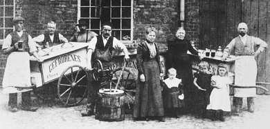 italienische Einwanderer mit fr�hem Eiswagen