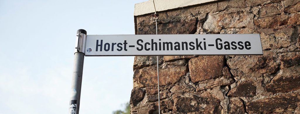 Straßenschild mit der Aufschrift Horst-Schimanski-Gasse