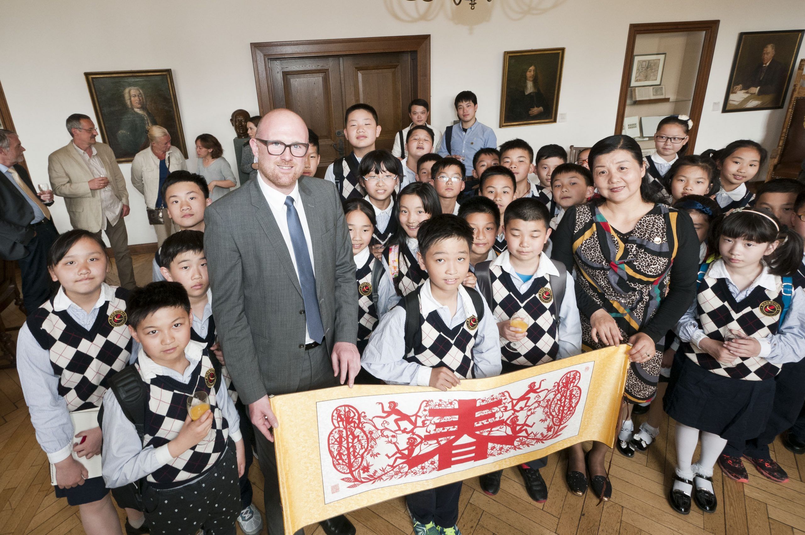 Der Besuch von Schülergruppen ist nur eine der vielen Beziehungen zwischen den Ländern. Eine Schulklasse aus Wuhan im Jahr 2016 zu Gast im Duisburger Rathaus. Foto: Stadt Duisburg.