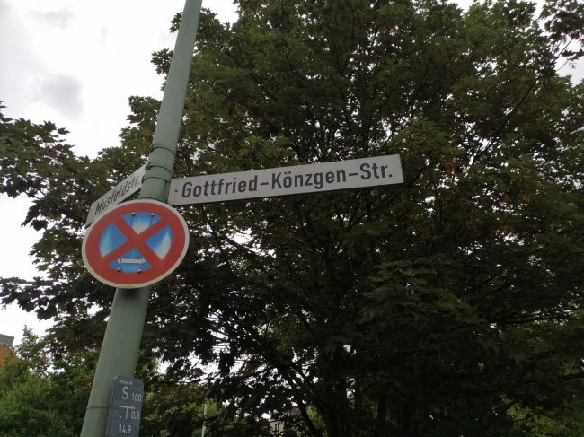 Abb. 1 Straßenschild Gottfried-Könzgen-Str.