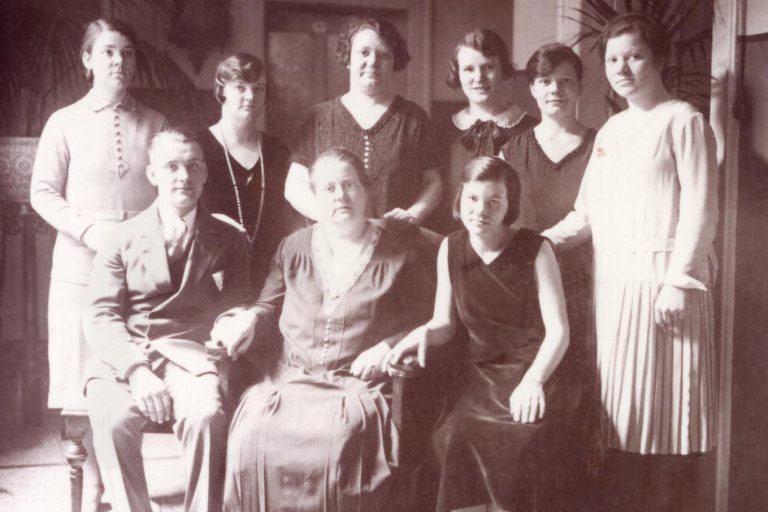 Wilhelmine Kraemer vor Krebstod mit Kindern