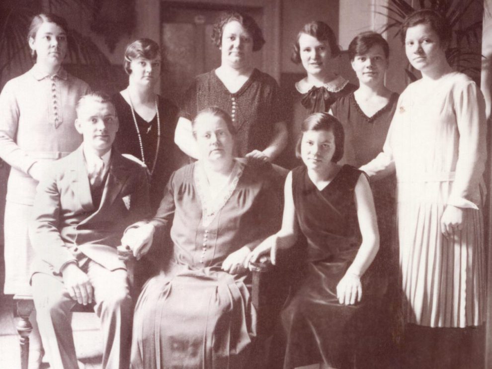 Wilhelmine Kraemer vor Krebstod mit Kindern Wilhelmine Kraemer vor Krebstod mit Kindern