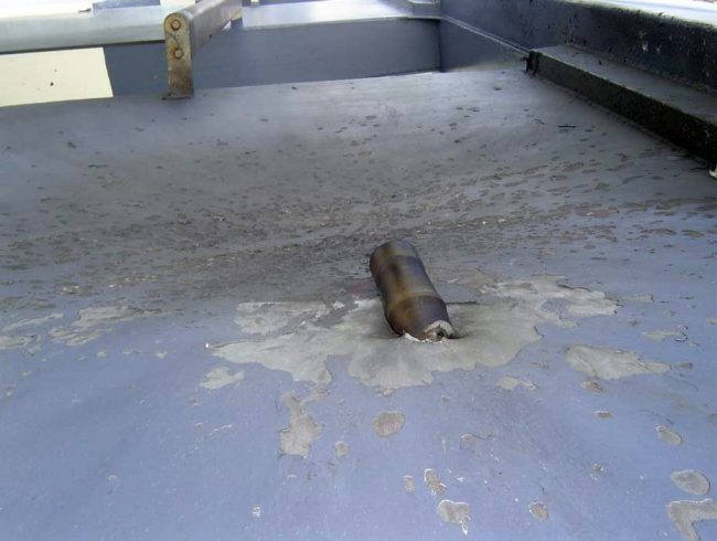 Die Überreste einer raketengetriebenen Granate (RPG) nachdem sie das Kreuzfahrt- schiff Seabourn Spirit während eines Piratenangriffs am 5. November 2005 nahe der Küste Somalias getroffen hatte. Foto: Wikipedia.