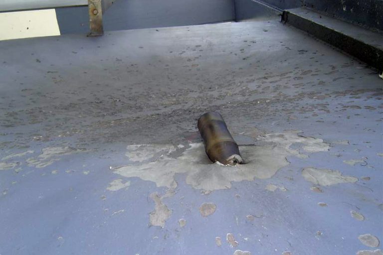 Die Überreste einer raketengetriebenen Granate (RPG) nachdem sie das Kreuzfahrt- schiff Seabourn Spirit während eines Piratenangriffs am 5. November 2005 nahe der Küste Somalias getroffen hatte. Foto: Wikipedia.