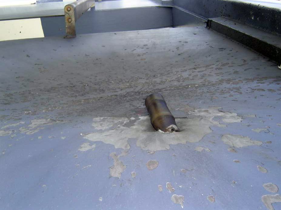 Die Überreste einer raketengetriebenen Granate (RPG) nachdem sie das Kreuzfahrt- schiff Seabourn Spirit während eines Piratenangriffs am 5. November 2005 nahe der Küste Somalias getroffen hatte. Foto: Wikipedia.
