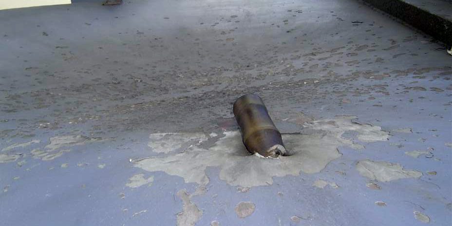Die Überreste einer raketengetriebenen Granate (RPG) nachdem sie das Kreuzfahrt- schiff Seabourn Spirit während eines Piratenangriffs am 5. November 2005 nahe der Küste Somalias getroffen hatte. Foto: Wikipedia.