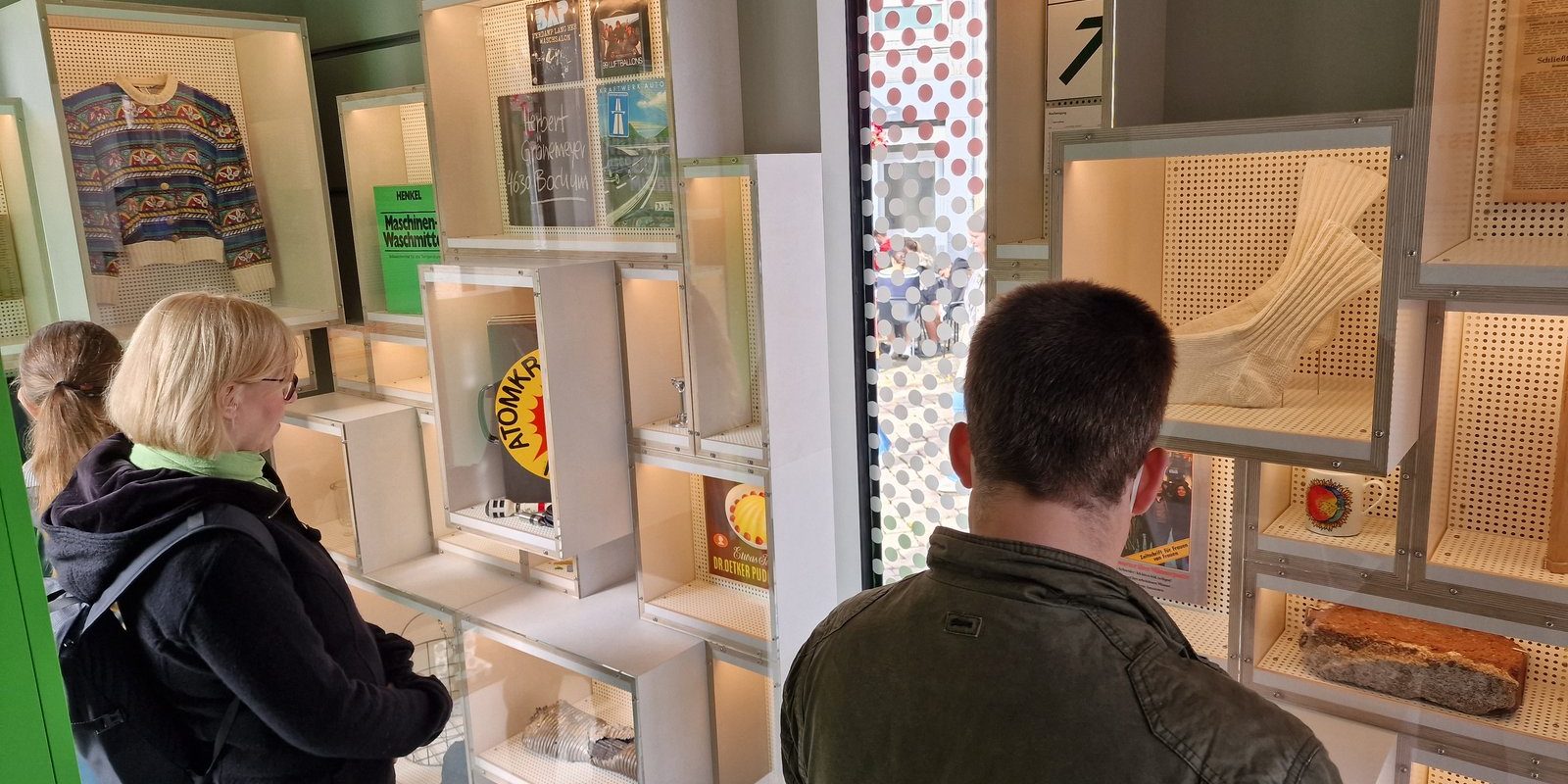 Blick in den MuseumMobil-Container: 53 ausgewählte Objekte gehen auf Reise. © Haus der Geschichte Nordrhein-Westfalen / Thomas Langens