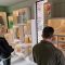 Blick in den MuseumMobil-Container: 53 ausgewählte Objekte gehen auf Reise. © Haus der Geschichte Nordrhein-Westfalen / Thomas Langens