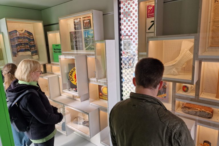 Blick in den MuseumMobil-Container: 53 ausgewählte Objekte gehen auf Reise. © Haus der Geschichte Nordrhein-Westfalen / Thomas Langens
