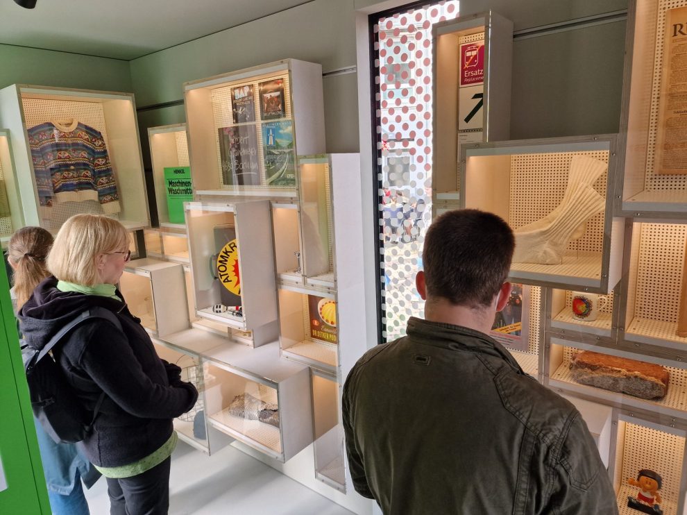 Blick in den MuseumMobil-Container: 53 ausgewählte Objekte gehen auf Reise. © Haus der Geschichte Nordrhein-Westfalen / Thomas Langens