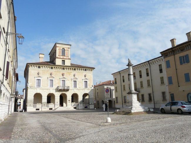 Sabbioneta. Piazza Ducale Wikicommons Davide Papalini Eigenes Werk, CC BY-SA 3.0