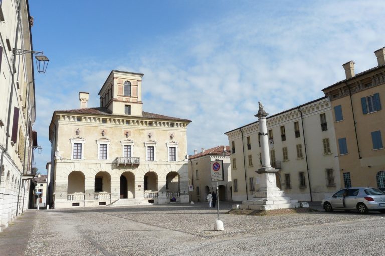 Sabbioneta. Piazza Ducale Wikicommons Davide Papalini Eigenes Werk, CC BY-SA 3.0