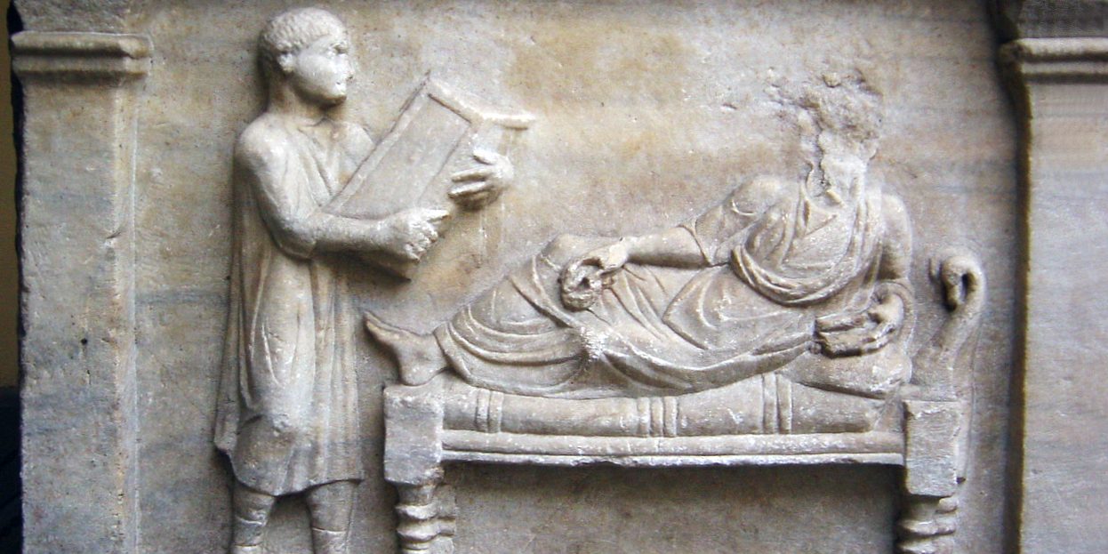 Relief auf einem Sarkophag des frühen 4. Jahrhunderts, Archäologisches Museum, Mailand: Ein Sklave bringt seinem Herrn eine Tafel zum Schreiben.